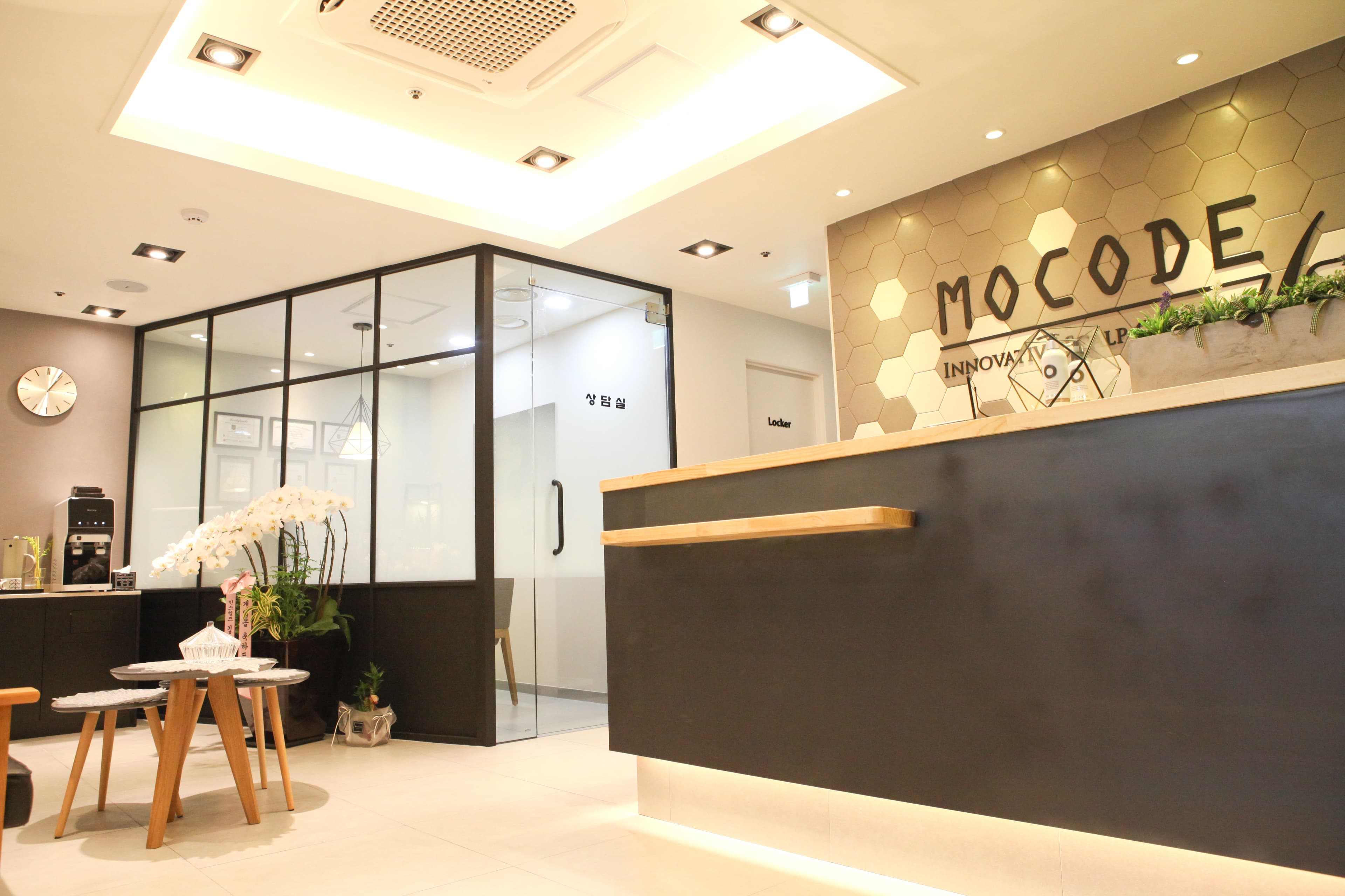 모코드 리셉션 로비 전경