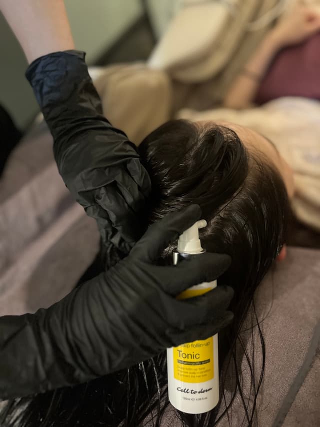 두피 맞춤 토닉 도포 모습