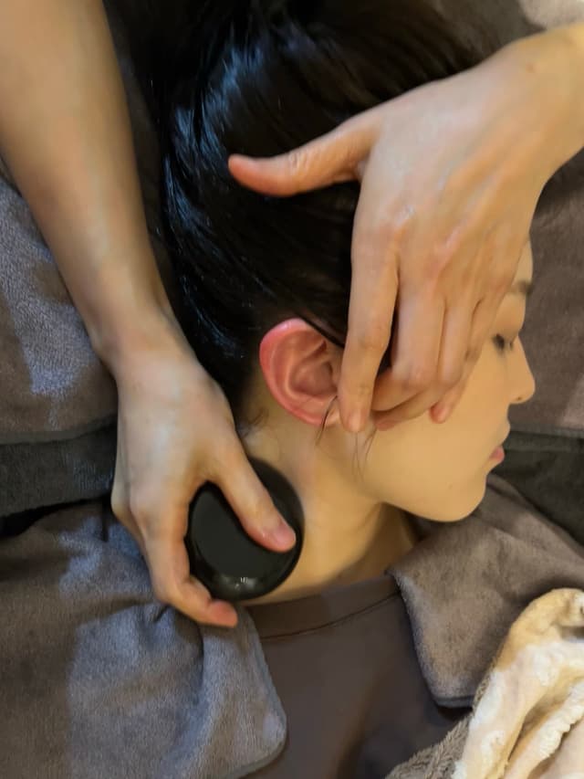목과 어깨 핫스톤 관리 모습